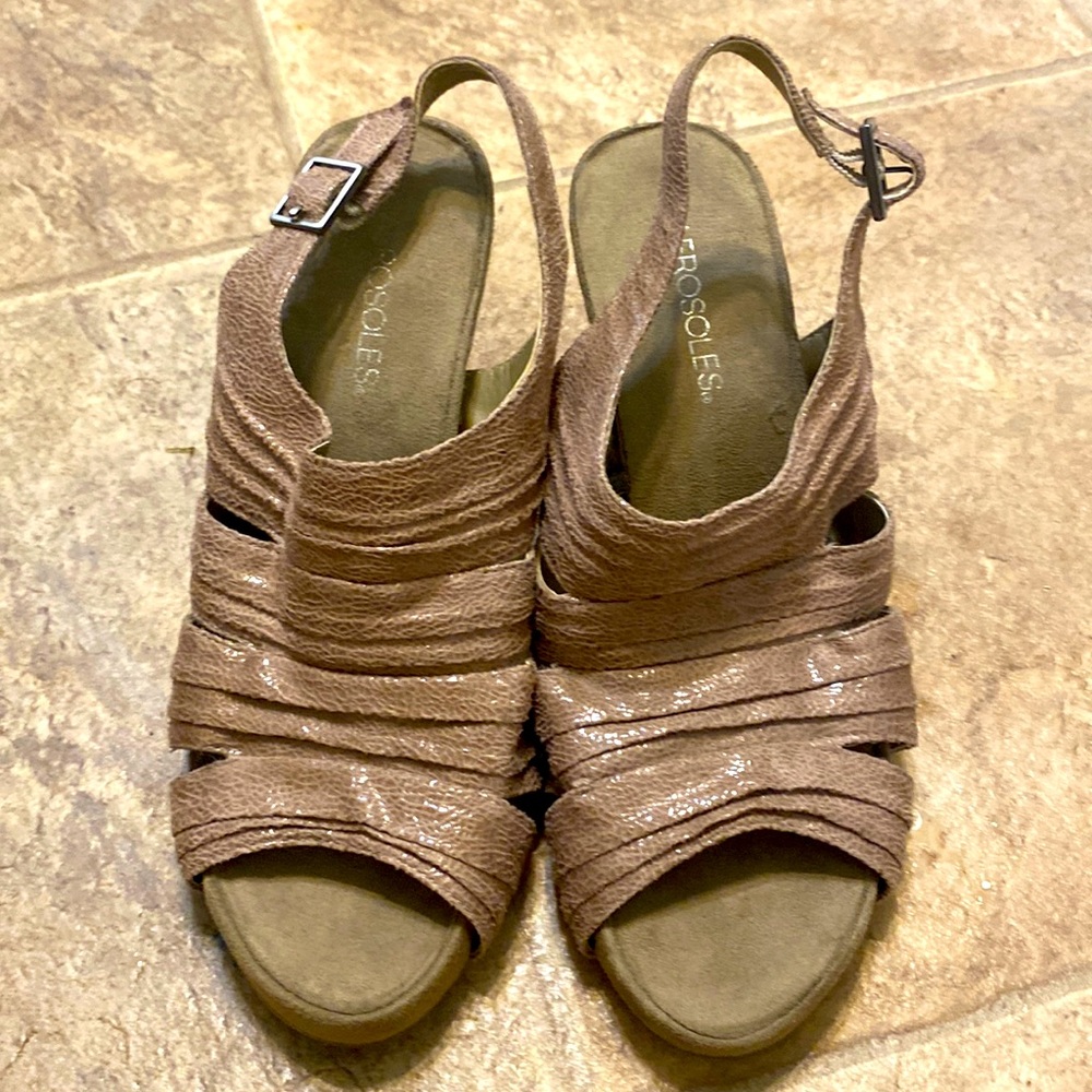 Aerosoles plush on you beige/tan metallic wedge sandals size 9